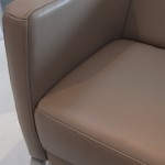 details-fauteuil-am-sugar-cuir-pleine-fleur-victory-taupe