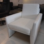 fauteuil-design-princedidi-cuir-nubia-neige-pieds-gaines