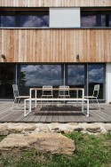 Chaise extérieure de terrasse TINA en métal acier de couleur et assise en bois massif