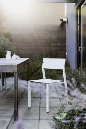Chaise jardin CORA en métal aluminium de couleur, assise et dossier en HPL de couleur