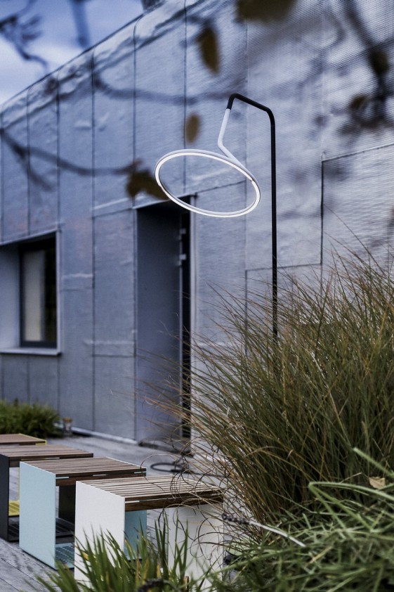 Lampadaire design courbé LED LASO pour éclairage extérieur en métal acier et aluminium de couleur