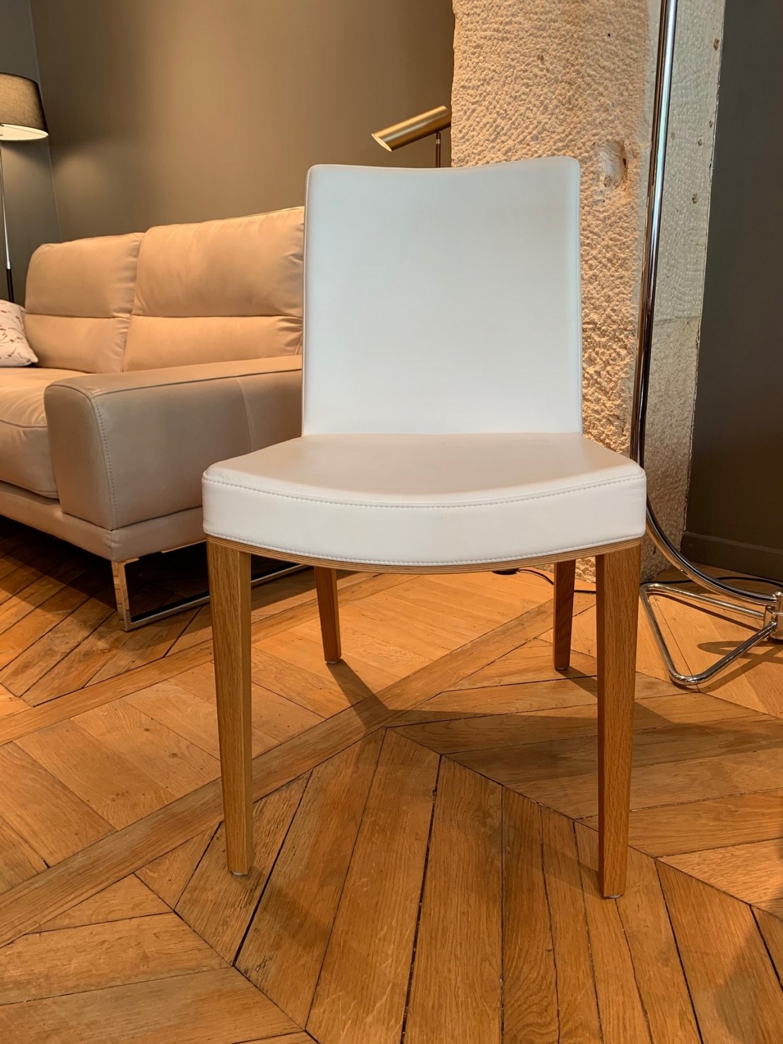 Chaise MORITZ, chêne naturel huilé & cuir Prince blanc ...