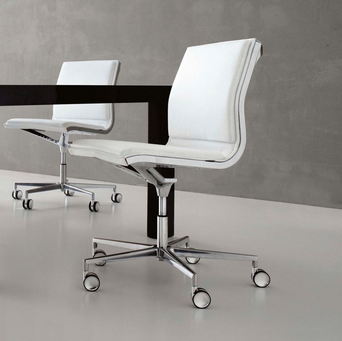 Chaise de bureau HOWIE dossier bas en cuir pleine fleur
